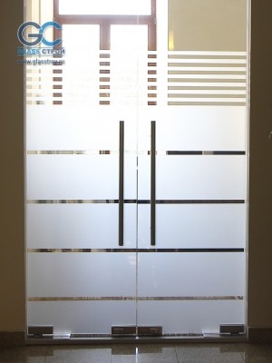 Двойные стеклянные двери с замками и вертикальными ручками Двойные стеклянные двери с замками и вертикальными ручками